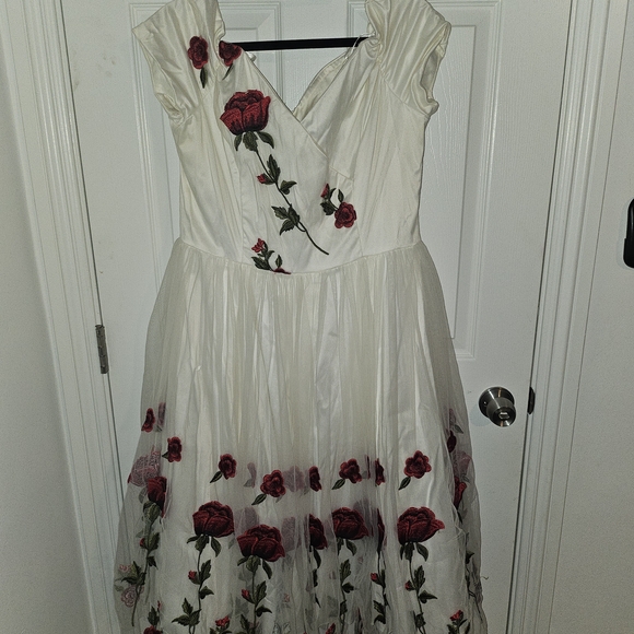 The Pretty Dress Size 20 Ivory w Red Embroidered Roses - Picture 1 of 4